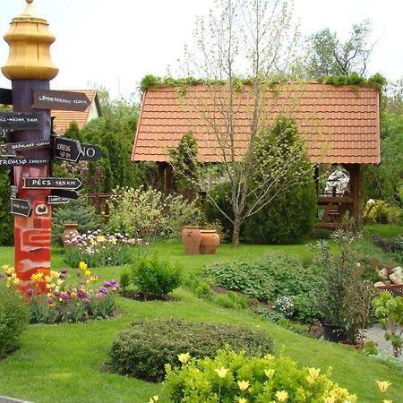 Publo Etterem Es Panzio Bed & Breakfast Csakvar Eksteriør bilde
