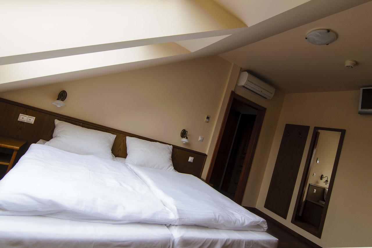 Publo Etterem Es Panzio Bed & Breakfast Csakvar Eksteriør bilde