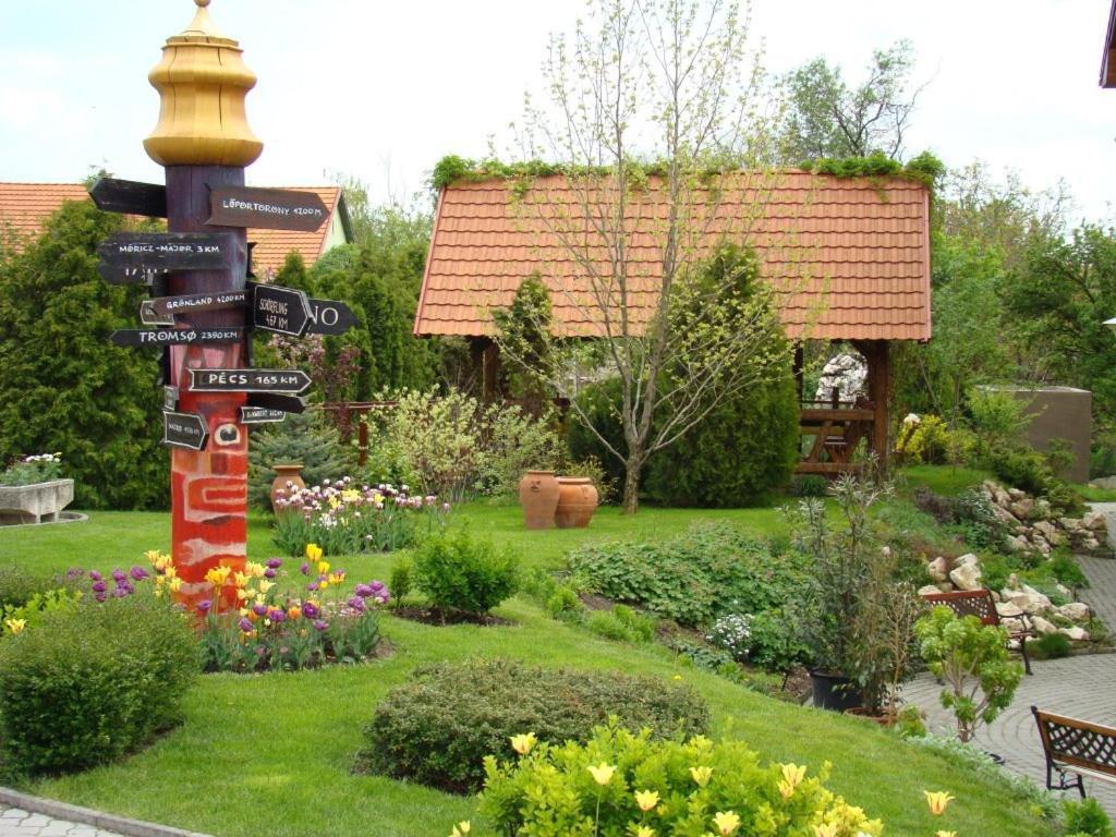 Publo Etterem Es Panzio Bed & Breakfast Csakvar Eksteriør bilde